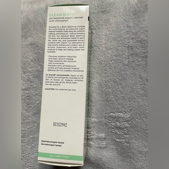 NEW Dr. Brandt Clean Biotic pH-Balanced Yogurt Cleanser with Chlorophyll - Picture 8 of 9